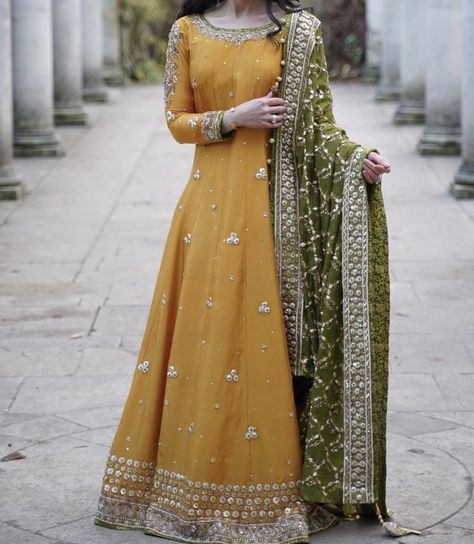 Mustard Party Dress, Mustard Anarkali Suit, Mehendi Dress Outfits Sisters, Sanchak Dresses Brides, Yellow Contrast Color Combinations, Yellow Combination Outfits, Sanchak Dresses, Simple Mehndi Outfit, Mehndi Outfit Ideas