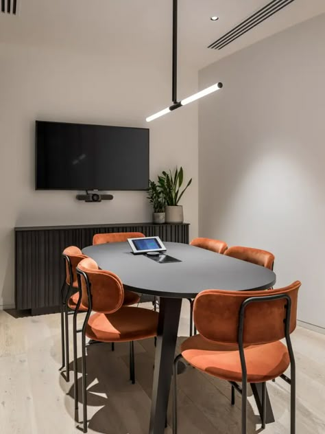 Small Corporate Office Design Interior, Conference Room Coffee Station, Team Office Space Ideas, Office Boardroom Design, Small Meeting Room Design, Small Conference Room Design, Small Meeting Room Office, Informal Meeting Room, Corporate Office Decorating Ideas