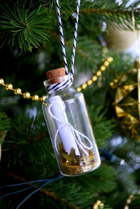 Christmas Wish Bottles, Small Jars Ideas Minis, Wish Jars Ideas, Mini Glass Container Craft Ideas, Little Jars Ideas, Mini Mason Jar Ornaments, Tiny Bottle Crafts, Small Jar Crafts, Mini Glass Bottle Crafts