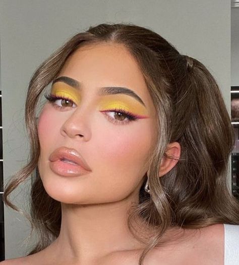 Kylie Jenner Makeup 2022, Kylie Jenner Makeup Looks, Garden Makeup, Kylie Jenner Makeup Look, Yellow Eye Makeup, Look Kylie Jenner, Kylie Makeup, Jenner Makeup, Eye Makeup Styles