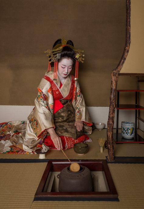 Tayu Gallery — John Paul Foster Tea Ceremony Japan, Japanese Culture Art, Tea Japan, Kabuki Costume, Japanese Traditional Clothing, Japan Culture, Japanese Geisha, Japanese Characters, History Projects