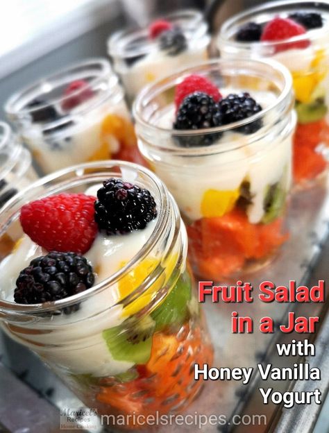 Fruit Salad With Vanilla Yogurt, Mason Jar Fruit, Salad Mason Jar, Beach Picnic Food, Beach Picnic Foods, Jar Fruit, Breakfast Fruit Salad, Meal Prep Hacks, Picnic Fruit