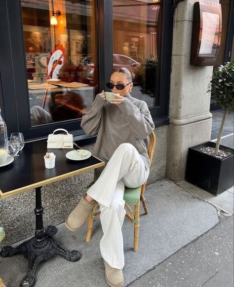 Girl poses in front of coffee shop Chica Chola, Uggs Outfits, Outfit With Uggs, Cute Thanksgiving Outfits, Estilo Indie, Skandinavian Fashion, Chique Outfits, Uni Outfits, Uggs Outfit