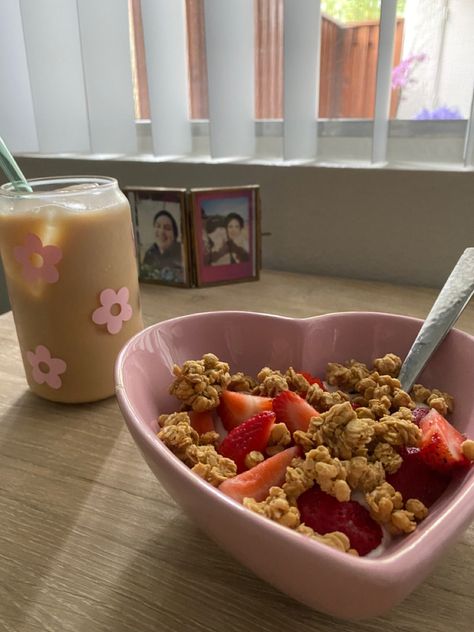 Iced chai in pink flower can glass strawberry yogurt with fresh straberries and granola in pink heart bowl Pink Yogurt Bowl, Yogurt And Granola Aesthetic, Pink Fruit Bowl, Heart Bowl Aesthetic, Healthy Cereal Bowl, Granola Bowl Aesthetic, Pink Healthy Food, Healthy Aesthetic Breakfast, Yogurt Bowl Ideas