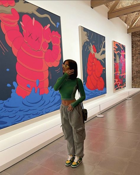 Instagram Picture Ideas Art Gallery, Art Museum Streetwear Outfit, Aesthetic Art Museum Pictures, Photoshoot At Museum, Poses For Pictures Instagram Museum, Art Gallery Aesthetic Poses, Art Museum Instagram Pictures, Museum Selfie Ideas, Art Museum Outfit Black Women