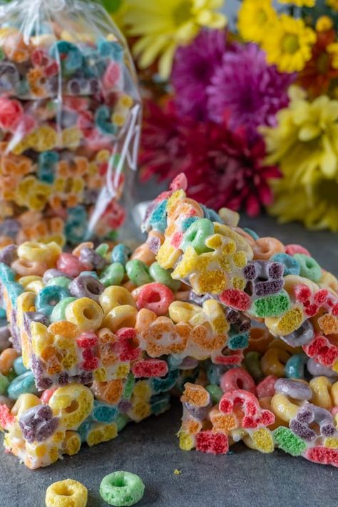 Fruit Loop Marshmallow Treat, a colorful and easy cereal bar that everyone will love! Fruit Loop Treats, Chocolate Dipped Cupcakes, Cinnamon Toast Crunch Bars, Chocolate Drizzled Popcorn, Cereal Bars Recipes, Children Cooking, Fruit Loops Cereal, Marshmallow Cereal, Marshmallow Bars