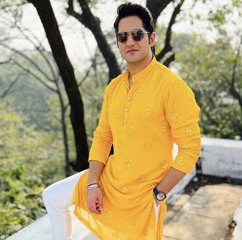 Boy Haldi Photography, Mayank Arora, Haldi Ceremony Outfit For Men, Haldi Groom, New Dulhan Pose, Haldi Photography Ideas, Haldi Pose, Groom Haldi, Haldi Shoot