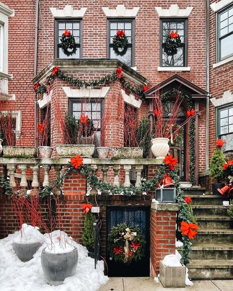 Brooklyn Winter, New York Brownstone, English Christmas, Travel Architecture, Winter Illustration, Architecture Landscape, Holiday Day, Easy Christmas Decorations, Christmas Town