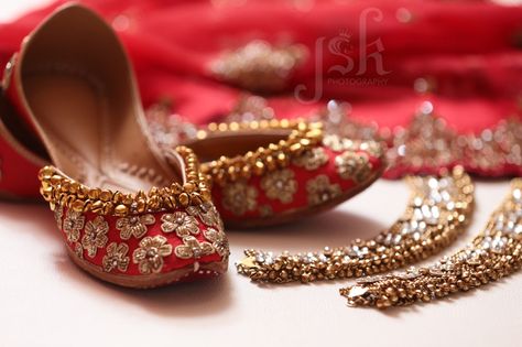 bridal punjabi jutti and anklets Sabyasachi Bridal Collection, Punjabi Jutti Wedding, Bridal Jutti, Punjabi Juti, Indian Jutti, Bridal Sandals Heels, Bridal Suits Punjabi, Footwear Photography, Girly Items