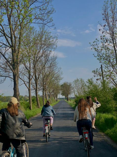 #bike #cycling #cyclinglife #bikelife #biking #bikingtrip #friendstrip #cycle #bikingwithfriends #cyclingtour #photo #pohotoidea #friendsforlife #friendsphotos #ideasforphoto #ideasparafotos #aesthetic #friendgroup #groupphotos #vibes #summer #summervibes #springsummer2023 #spring #bestfriendaesthetic Bicycle Aesthetic, Commuter Cycling, Outdoors Aesthetic, Cycling Pictures, Bicycle Travel, Outdoor Aesthetic, Cycling Trips, Cycling Tour, Cycling Photos