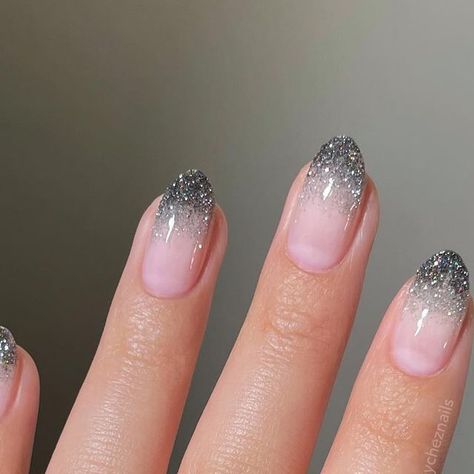 emily zheng • chez nails on Instagram: "Do you prefer with or without flash? “Lazy gradient” featuring silver & black reflective glitters — swipe for the easiest no-tools tutorial 🪩🖤🥂 This mani is a very strong contender for what I’ll actually wear on New Year’s Eve, but I’m not 100% decided yet 🤭 🖤 @salonperfect Flash Back • pr 🪩 @salonperfect Flashing Lights • pr 🌸 @orly Rose Colored Glasses • in my sf #nyenails #newyearsevemakeup #glitternails #reflectiveglitter #easynailart #simplenailart #blacknails #silvernails #elegantnails #almondnails #sparklynails #frenchtipnails #gradientnails #winternails #winternailart #salonperfect new year nails, new year’s eve nail art, glitter nail inspo, black glitter, silver glitter, glitter french tips, elegant nail art, sparkly winter nails, eas Silver Glitter Gradient Nails, Reflective Glitter Nail Art, New Years Nails Color, New Year Sparkle Nails, Black Glitter Fade Nails, Black And Silver Sparkly Nails, Black And Nails Silver, Mew Years Nail Ideas, New Years Sparkly Nails