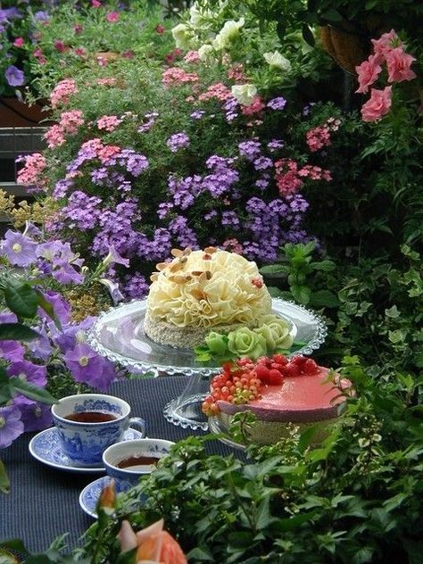 Tea and flowers, and bees? Faeries Gardens, Meteor Garden 2018, Magic Garden, Tea Party Garden, Tea Garden, My Cup Of Tea, Covent Garden, High Tea, Tea Room