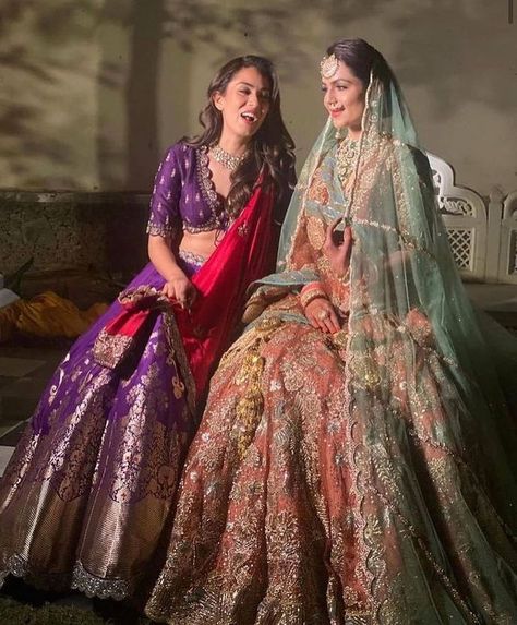 Mira Rajput Made The Prettiest Bridesmaid At Her BFF's Wedding! Lehenga Purple, Mira Kapoor, Purple Lehenga, Mira Rajput, Heavy Dresses, Best Friend Wedding, Indian Dresses Traditional, Red Lehenga, Summer Wedding Outfits