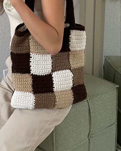 shades of brown Brown Crochet Ideas, Crochet Bag Brown, Brown Crochet Bag, Tod Bag, Crochet Brown, Brown Crochet, Confection Au Crochet, Mode Crochet, Crochet Simple