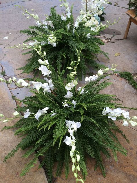 Fern Sweetheart Table, Fern Flower Arrangements Wedding, Ferns With Flowers Wedding, Plant Centerpieces Wedding, Fern Backdrop, Fern Centerpiece Wedding, Fern Arrangements, Wedding Ferns, Fern Wedding Decor