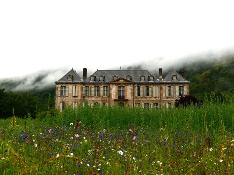 Restoring the 18th-Century French Château de Gudanes in Summer French Chateau Exterior, Chateau Exterior, Country Chateau, French Chateau Homes, Mystic Places, Chateau De Gudanes, French Mansion, Chateaux Interiors, Dream Castle