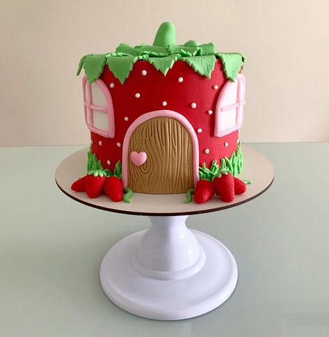 Birthday Cake Strawberry Shortcake, Strawberry Shortcake Party Ideas 1st Birthdays, Strawberry Cake Theme, Strawberry Shortcake Cake Design, Picnic Theme Cake, Strawberry Shortcake Cakes, Strawberry Themed 1st Birthday Cake, Strawberry Theme Cake, Strawberry Shortcake Theme Cake