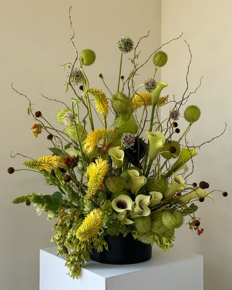 summer arrangement 💚 Summer Arrangements Floral Design, Funky Floral Arrangements, Eccentric Flower Arrangements, Maximalist Floral Arrangement, Floral Art Arrangements Sculpture, Contemporary Dried Flower Arrangements, Contemporary Flower Arrangements, Flora Design, Green Bouquet