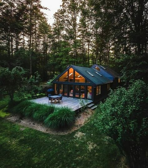 A cozy cabin in the middle of the forest! A Cabin In The Woods, Ecological House, Cozy Log Cabin, Ski Cabin, Forest Cabin, Tiny Cabin, A Frame House, A Cabin, Cabin Style