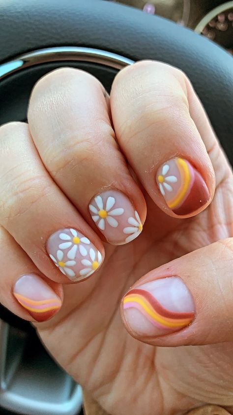 Groovy Daisy Nails, Groovy One Nails, Groovy Floral Nails, Groovy Nail Designs Short, Groovy Short Nails, Retro Gel Nails, Retro Nail Art Short Nails, Retro Floral Nails, Groovy Nails Short