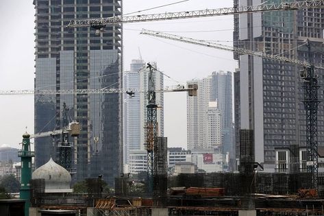 Suasana pembangunan gedung perkantoran di Jakarta yang kian marak. Berita properti    #perkantoran #property #gedungkantor Jakarta, Skyscraper, Multi Story Building, Indonesia, Media, Building