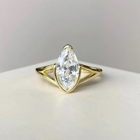 💎 Ring Center Stone :  ◈ Marquise Moissanite Diamond  ◈ Diamond: 2.00 carat (12 x 6 MM ) Marquise ◈ Stone Shape: Marquise ◈ Color: Colorless ◈ Clarity: Forever One  ◈ Cutting: Excellent  ◈ Metal: Silver, 10K/14K/18K Solid Gold (Yellow, White, Rose), Platinum ◈ Personalized engraving is available at no extra cost. Colorless Moissanite Ring | Rose Gold Engagement Ring | Moissanite Anniversary Gift Ring | Moissanite Ring For Her | Moissanite Wedding Ring | Fancy Colored Moissanite Gift Ring | Awes