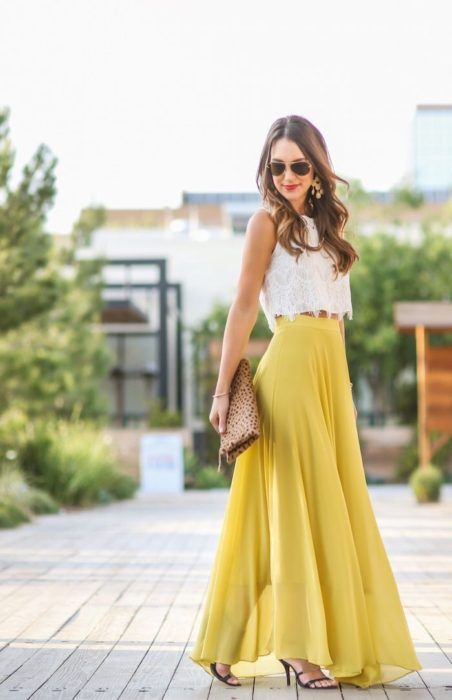 Ideas de vestidos para boda en jardín al aire libre; chica con falda larga y amarilla, top blanco con encaje, sandalias de tacón y bolsa de mano de animal print 2 Piece Lace Dress, Yellow Maxi Skirts, Chiffon Maxi Skirt, Long Skirt Outfits, Maxi Skirt Outfits, Rock Outfit, Yellow Skirt, Prom Dresses Modest, Backless Prom Dresses