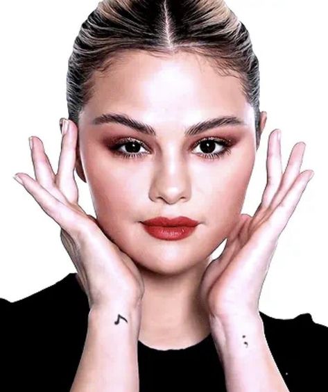 Cool Music Tattoos, Lipstick Blonde Hair, Rare Beauty Eyeshadow, Tattoos For Music Lovers, Selena Gomez Blonde Hair, Selena Gomez Tattoo, Blonde Hair Hairstyles, Music Lover Tattoo, Music Quote Tattoos