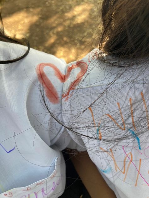 Scribbling Day School, Scribble Day Ideas School, Scribble Day School Shirts Aesthetic, Scribble Day School Shirts, Farewell Shirt Writing Ideas, Scribble Day Ideas, Farewell Aesthetic, School Farewell Ideas, Farewell Photos