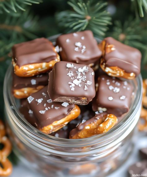 Salted Chocolate Caramel Pretzels Toffee With Pretzels, Chocolate Caramel Covered Pretzels, Pretzel Caramel Chocolate Bites, Christmas Baking With Pretzels, Carmel Pretzel Chocolate Bites, Salted Caramel Pretzel Bars, Caramel Christmas Treats, Pretzel Treats Christmas, Pretzel Melts