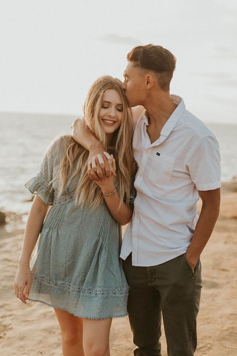 Photos Couple Mignon, Sunset Cliffs San Diego, Couples Beach Photography, Couple Beach Pictures, Couple Beach Photos, Sunset Cliffs, Engagement Pictures Poses, Pose Fotografi, Photography Sunset