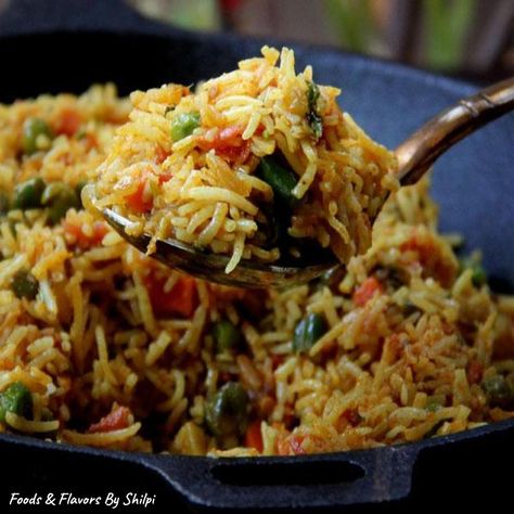 Tawa Pulao Recipes, Pulav Recipe, Bhatura Recipe, Tawa Pulao, Veg Recipes Of India, Veg Pulao, Biryani Rice, Pav Bhaji Masala, Aloo Recipes