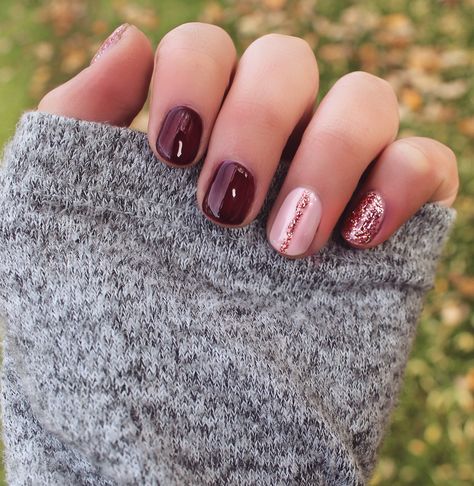 Fall/Autumn fingernails done with gel nail polish. Short nails. Fall Gel Extension Nails, Fall Nails Short Gel, Autumn Gel Nails Short, September Nail Ideas Short, Simple Autumn Nails Short, Burgundy Nails With Fall Leaves, Fall Leaf Nail Designs Short, Fall Nails Leaf Glitter, Fall Leaf Nails 2022