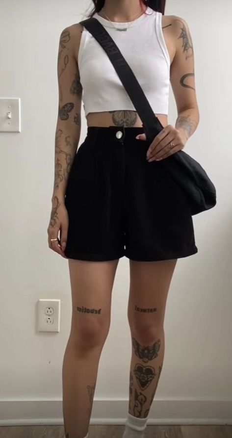 Girly Edgy Outfits Summer, Goth Outfits With Shorts, Edgy Black Shorts, Alt Girl Summer Outfits, Black Shorts Outfit Aesthetic, Grunge Shorts Outfit, Summer Outfits Alternative, Edgy Girly Outfits, Summer Outfits Dark