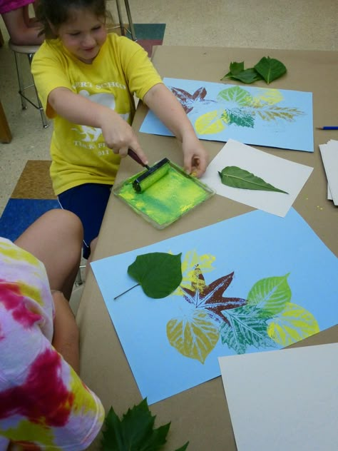 Naturaleza. Con hojas recogidas en el exterior del aula, los niños las pintarán por encima y luego las pondrás sobre su papel. Leaf Print Art, Leaf Printing, Classe D'art, Bird Branch, Tree Study, Fall Art Projects, Art Camp, Kindergarten Art, Autumn Crafts