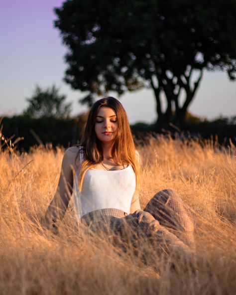 High Grass Photoshoot, Photos In Tall Grass Picture Ideas, Dry Grass Photoshoot, Grass Field Photoshoot Poses, Grass Photoshoot, Long Grass Photoshoot, Grass Photoshoot Ideas, Golden Hour Field Photoshoot, Princess Shot