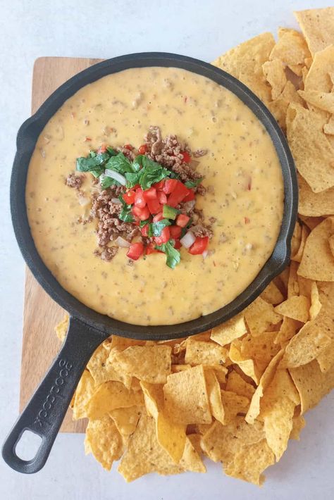 Beef queso dip in a black skillet next to tortilla chips. Hamburger Cheese Dip, Hamburger Cheese Dips, Beef Queso Dip, Chip Dip Recipes, Dip For Tortilla Chips, Beef Dip, Tortilla Chip, Mexican Beef, Queso Recipe