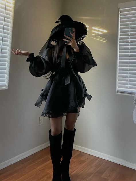 Cute Witch Outfits Halloween Costumes, Witches Diy Costume, Corset Witch Outfit, Classic Witch Costume Vintage Halloween, Cute Halloween Costume Aesthetic, Witch Costumes For Women Aesthetic, The Best Halloween Costumes For Women, Witch Costume Black Women, Halloween Costumes Witches Women's