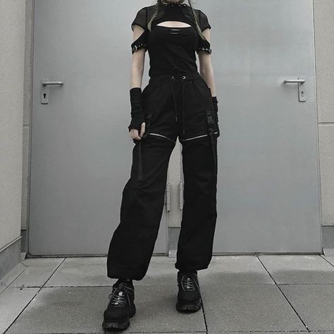 Reaper Inspired Outfit, Combat Clothes Aesthetic, Everyday Techwear, Techwear Aesthetic Outfit, Vigilante Outfit Female, Spy Outfit Ideas, Dystopian Outfits Character Inspiration, Tech Outfits Women, Gothic Techwear