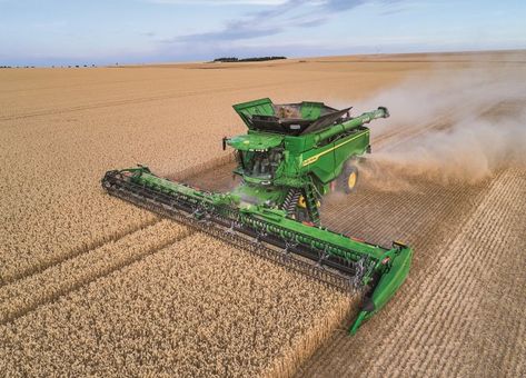 John Deere previewed the new X9 combine designed for European farmers facing tough harvesting conditions at the 2019 Agritechnica event. John Deere Tractors Farms, John Deere Combine, Farm Implements, Welding Rigs, Big Tractors, Agriculture Machinery, Combine Harvester, John Deere Equipment, Stocks To Buy