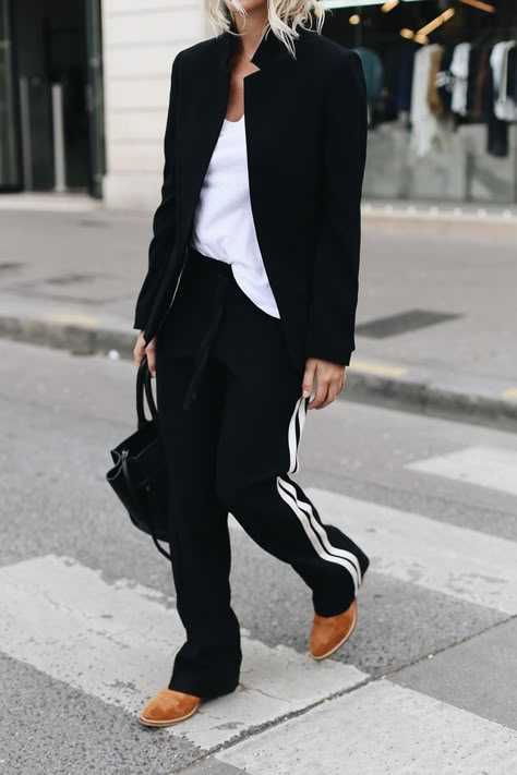 PARISIAN MORNING Blazer Street Style, Minimalist Moda, Look Adidas, Mode Tips, Blazer Outfit, Adidas Outfit, Street Style Chic, 가을 패션, Street Chic