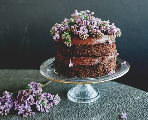 Don't miss this recipe for chocolate cake from Sweet Laurel Bakery. Did we mention the vegan chocolate ganache frosting? Yum. Dairy Free Chocolate Cake Recipe, Bakery Chocolate Cake, Vegan Chocolate Ganache, Sweet Laurel, Glutenfri Baking, Dairy Free Chocolate Cake, Chocolate Caramel Cake, Paleo Cake, Cake With Flowers