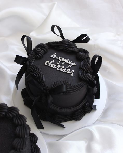 It’s Sunday - that means CAKE DUMP 🩷 Slide 1: 𝓕𝓻𝓲𝓮𝓷𝓭𝓼𝓰𝓲𝓿𝓲𝓷𝓰 🌻✨ (Lunchbox Cake) Slide 2: Our super popular Swirly Ribbon Retro in all black 🖤 (Retro 10cm 2 layer) Slide 3: We loved making her 🎂 (Retro 15cm 2 layer) Slide 4: Did you know you can add an edible calendar to your cakes? 🗓️ (Retro 10cm 2 layer) Slide 5: 𝓭𝓪𝓶𝓷… I’m 25🧍🏻‍♀️ (Retro 15cm 2 layer) Slide 6: The prettiest blue cupcakes - available on our 20% off PROMO 🖤 (Standard Design) Slide 7: One of our famous lunchbox cakes ... Round Calendar, Lunchbox Cake, Design Slide, Blue Cupcakes, Black Retro, All Black, Birthday Parties, Lunch Box, Party Ideas