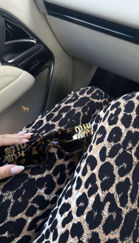 Casual Weekend Style, Leopard Print Outfits, Glamour Outfit, Mode Zara, Iphone Wallpaper Quotes Love, Effortlessly Chic Outfits, Clipuri Video, Cool Instagram, Black Aesthetic Wallpaper