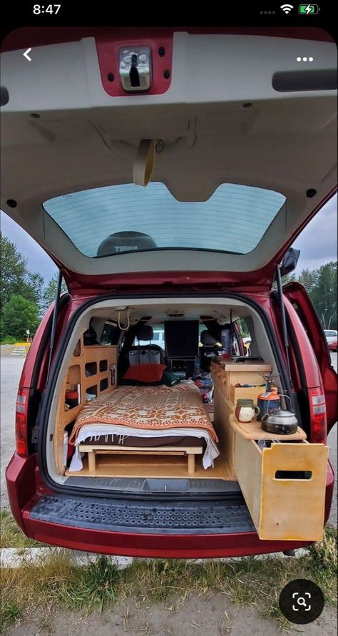 Minivan Camper Conversion, Living In Car, Suv Camper, French Castle, Auto Camping, Minivan Camping, Truck Bed Camping, Suv Camping, Kombi Home