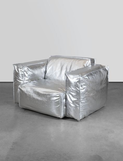 Sybilia armchair Silver is a futuristic take on Secolo’s Sybilia armchair, upholstered in a reflective fabric to create something unseen and unique. Combining Secolo’s elegant yet disruptive aesthetic with the utilitarian style of EÉRA, Sybilia Silver is a statement piece that sits somewhere between contemporary and futuristic. The soft, exaggerated forms of Sybilia contrast perfectly with the would-be hard metallic finish. Chrome Interior Design, Avant Garde Interior Design, 90s Furniture, Futuristic Home Design, Y2k Space, Apple Campus, Tattoo Shop Interior, Brutalist Furniture, Chrome Furniture