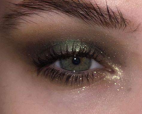 Demeter Makeup, Christmas Eye Looks, Makeup Looks Green, Dark Green Makeup, Green Makeup Looks, Makeup For Christmas, Green Makeup Tutorial, Green Eyes Makeup, Christmas Makeup Looks