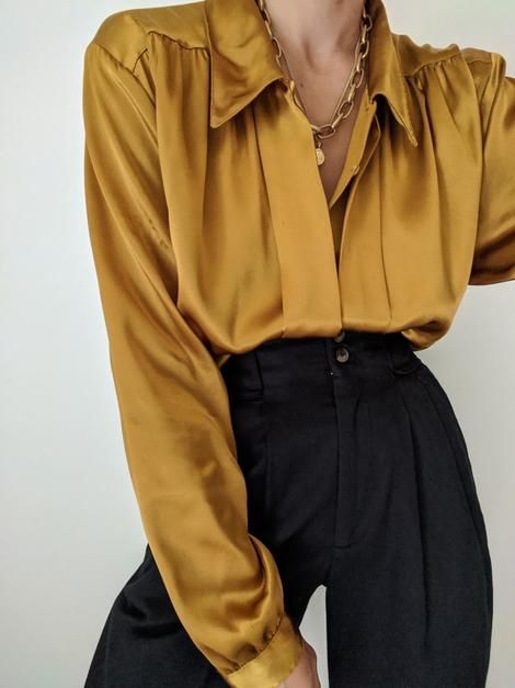 Black Golden Outfits, Black And Golden Outfit, Black And Gold Aesthetic Outfit, Golden Suits Women, Black And Gold Outfit Casual, Golden Outfit Aesthetic, Gold Outfits For Women, Golden Suit, Golden Outfit