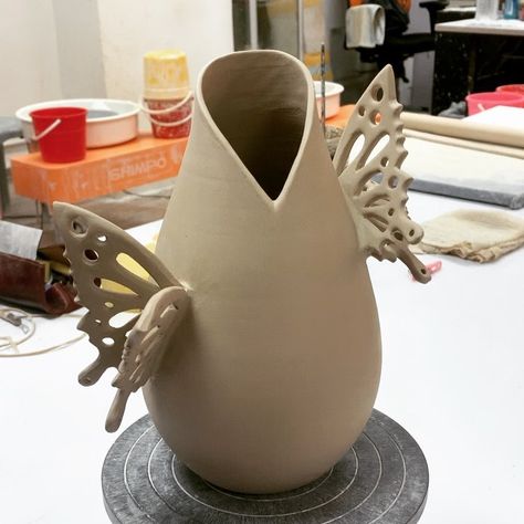 evil lil'ali on Instagram: “Fly away! What color should I glaze this?? #butterflies #vase #bloom #ceramics #pottery #handmade #crafts #art #creative #weekend��…” Butterfly Bowl Ceramics, Ceramic Art Sculpture Creative, Butterfly Clay Ideas, Ceramic Butterfly Pottery, Vase Clay Design, Coil Vase Ceramics, Ceramics Butterfly, Slabs Ceramics Ideas, Ceramics Ideas Pottery Creative