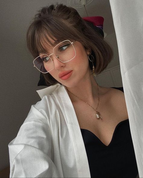 Hire Cut Women, Face Curtain Bangs, 2023 Haircut Trends, Haircut Trending, Everyday Natural Makeup, Bangs And Glasses, Light Bangs, Boho Waves, Pony Style